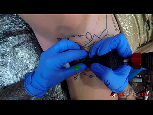 ❤️ Extremamente tatuada, a brasa Sully Savage fez uma tatuagem em seu clítoris ️ Porno vídeo em pt-br.hdpornpics.ru ️❤